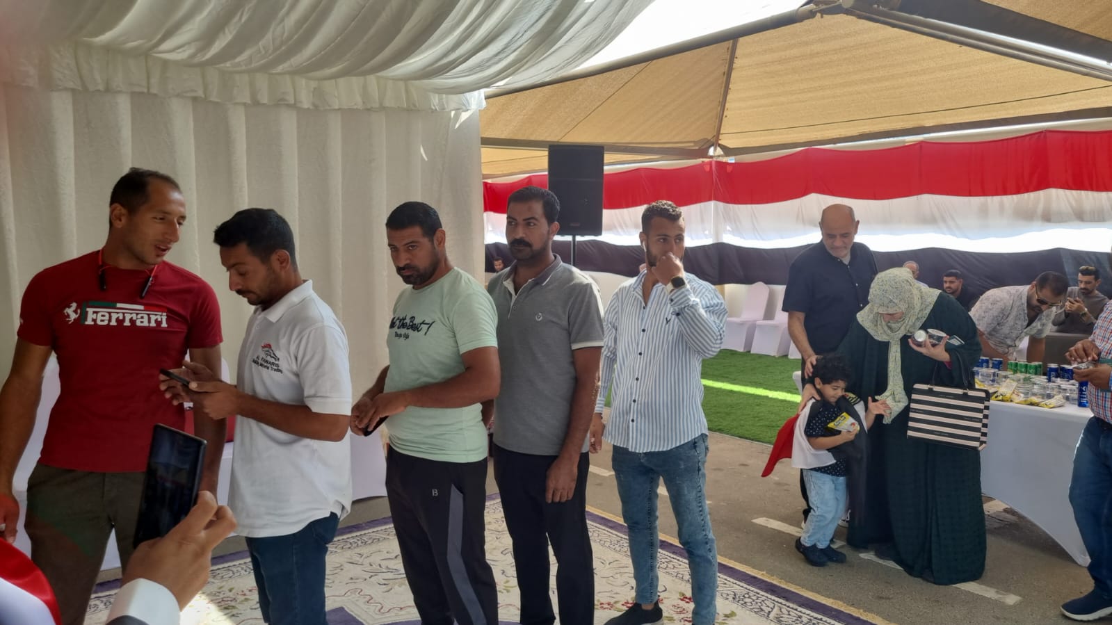 طابور المصريين فى لجان التصويت بأبو ظبى
