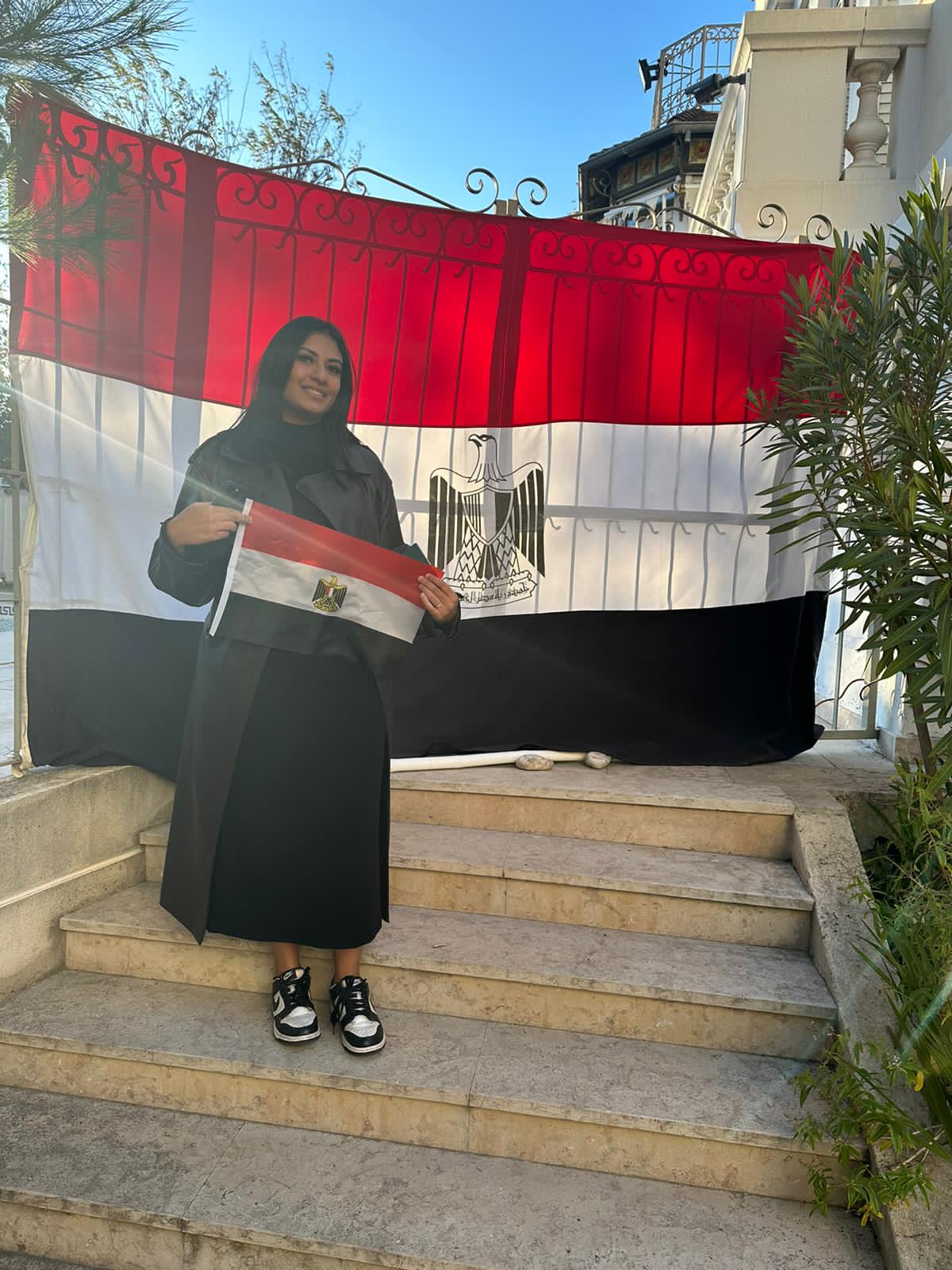 سيدة تحمل علم مصر في المصرين في مارسليا