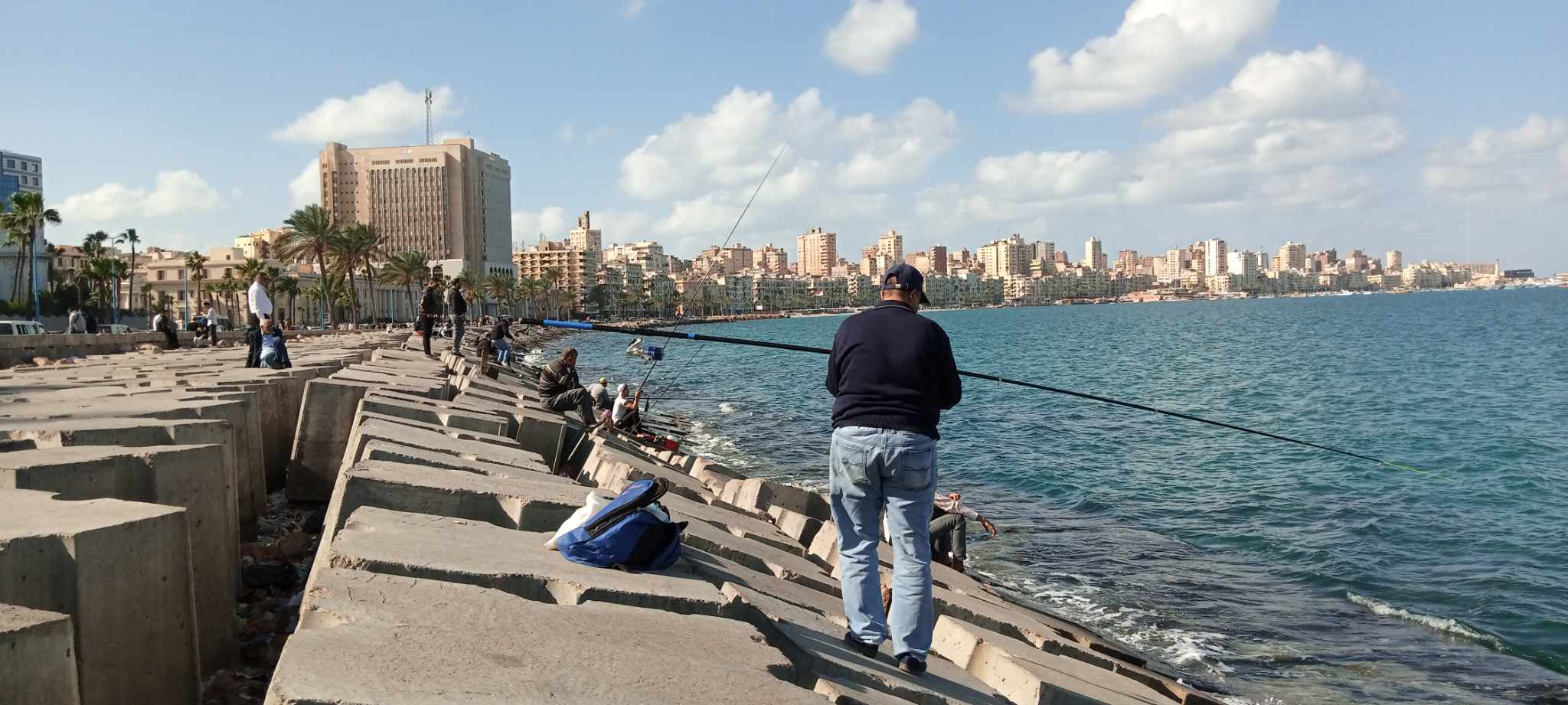 طقس دافئ وممارسة الصيد علي كورنيش الإسكندرية