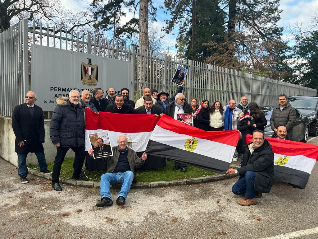 الجالية المصرية ترفع العلم من أمام مقر السفارة فى جنيف