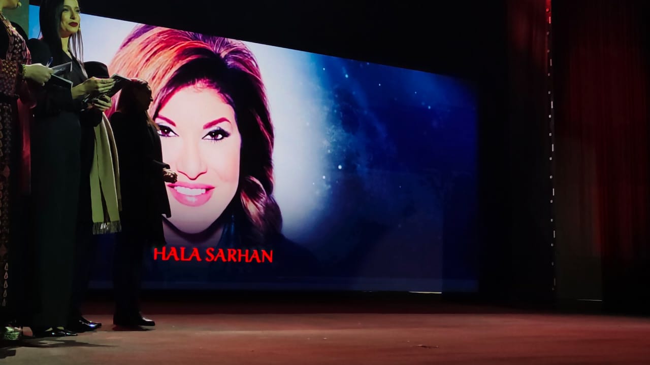 هالة سرحان تظهر بالشال الفلسطيني علي المسرح أثناء تكريمها بمهرجان أيام قرطاج المسرحية (8)