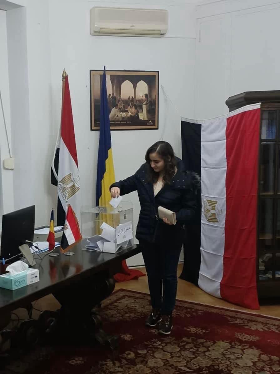 مواطنة مصرية فى رومانيا تدلى بصوتها فى الانتخابات الرئاسية