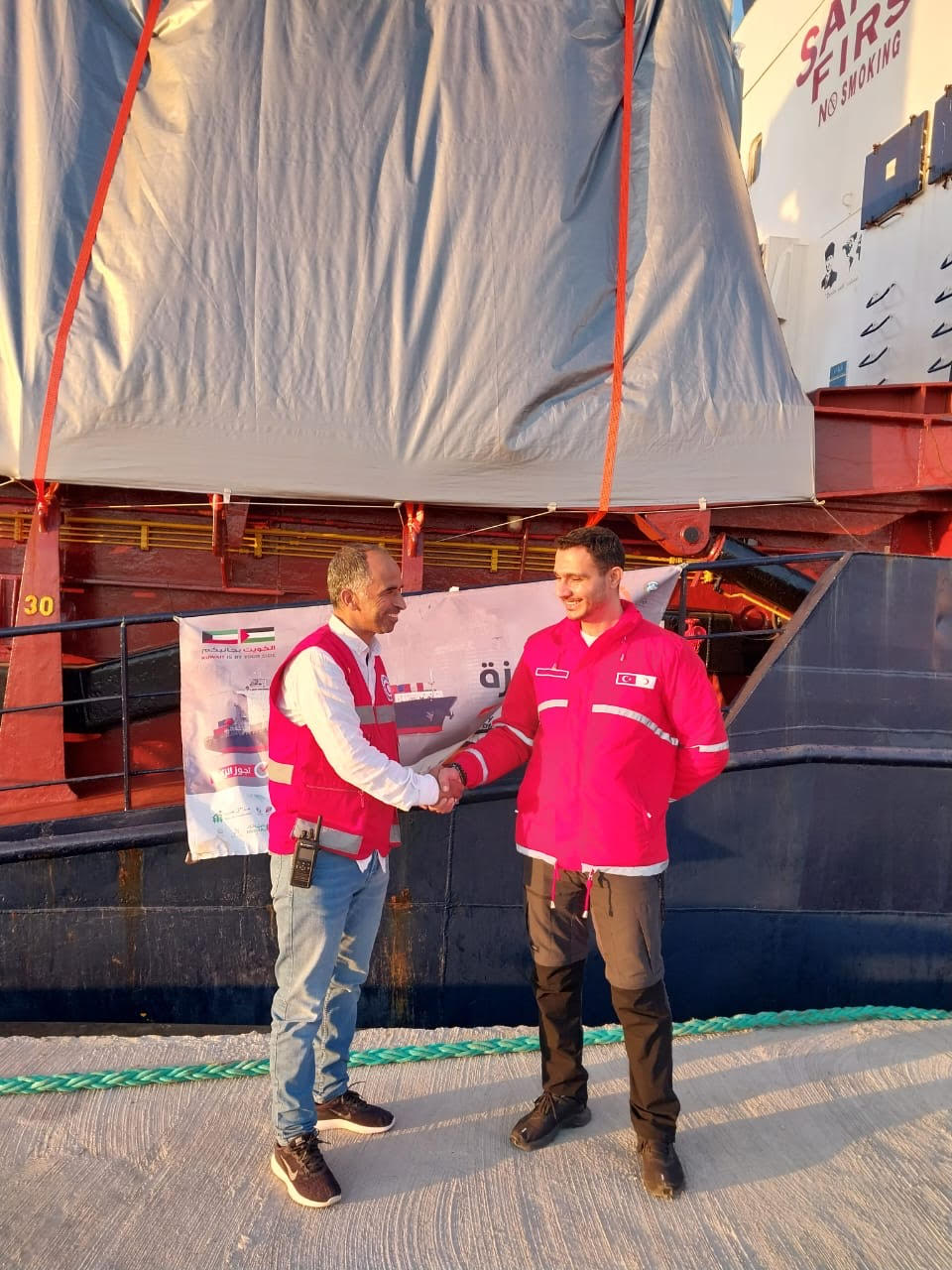 الهلال الأحمر المصرى يتسلم سفينة محملة بمساعدات كويتية تركية مشتركة لغزة  (3)