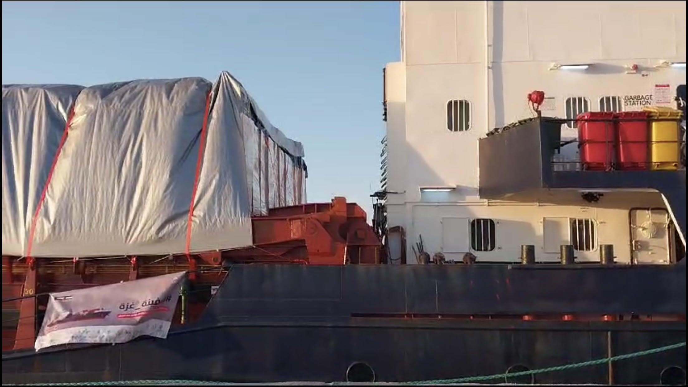 الهلال الأحمر المصرى يتسلم سفينة محملة بمساعدات كويتية تركية مشتركة لغزة  (2)