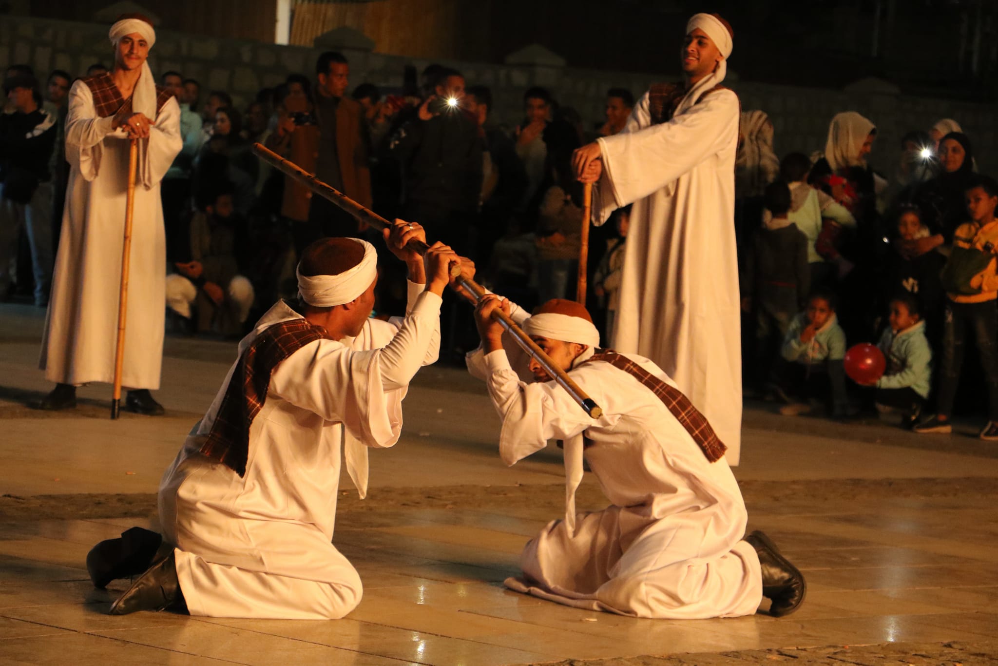 لعبة العصا بعروض مبهجة فى ساحة أبوالحجاج الأقصرى