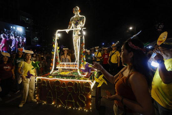 عروض واحتفالات فى شوارع الفلبين