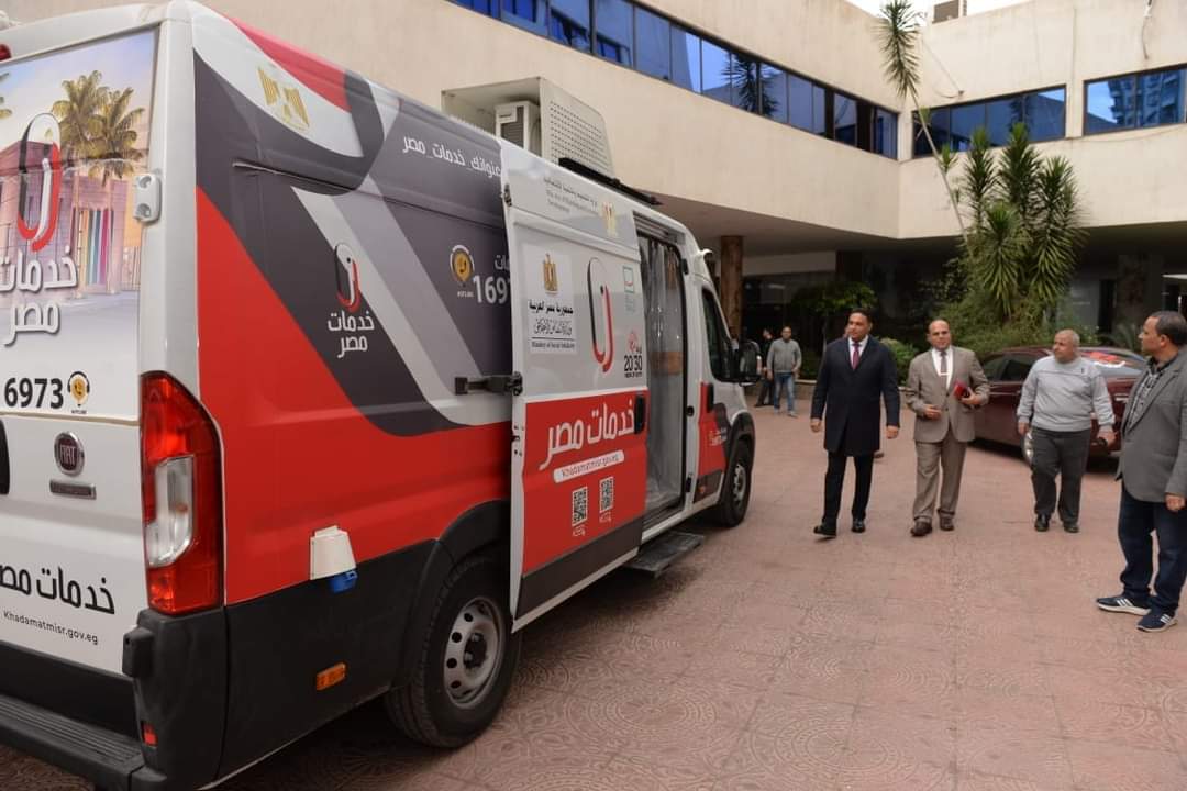 محافظ الدقهلية يتسلم سيارة خدمات مصر لمساعدة ذوي الاحتياجات