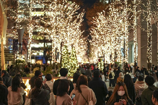 حضور كبير داخل مدينة طوكيو للاستمتاع بزينة عيد الميلاد