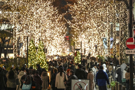 حضور كبير داخل مدينة طوكيو للاستمتاع بزينة عيد الميلاد  (2)