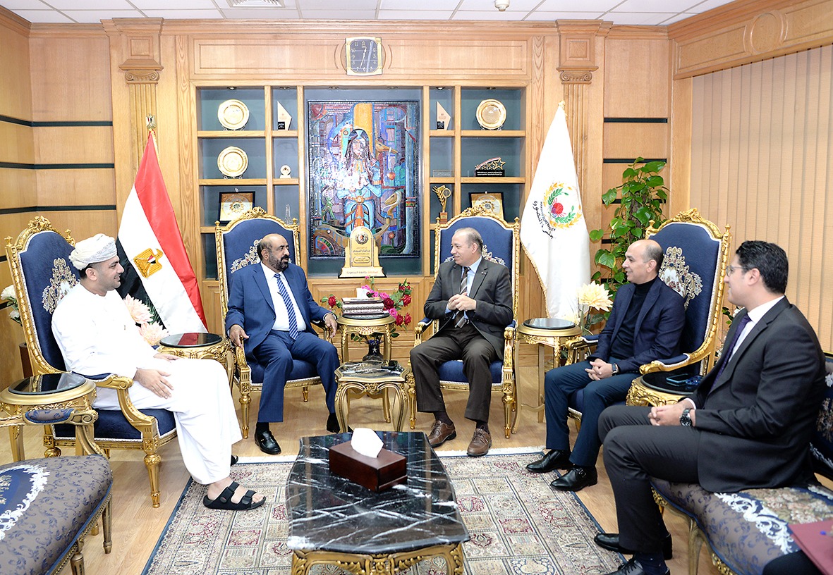 رئيس جامعة المنصورة يستقبل وفد عماني
