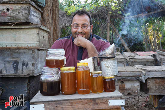 أحد مربي النحل من أنواع العسل المختلفة