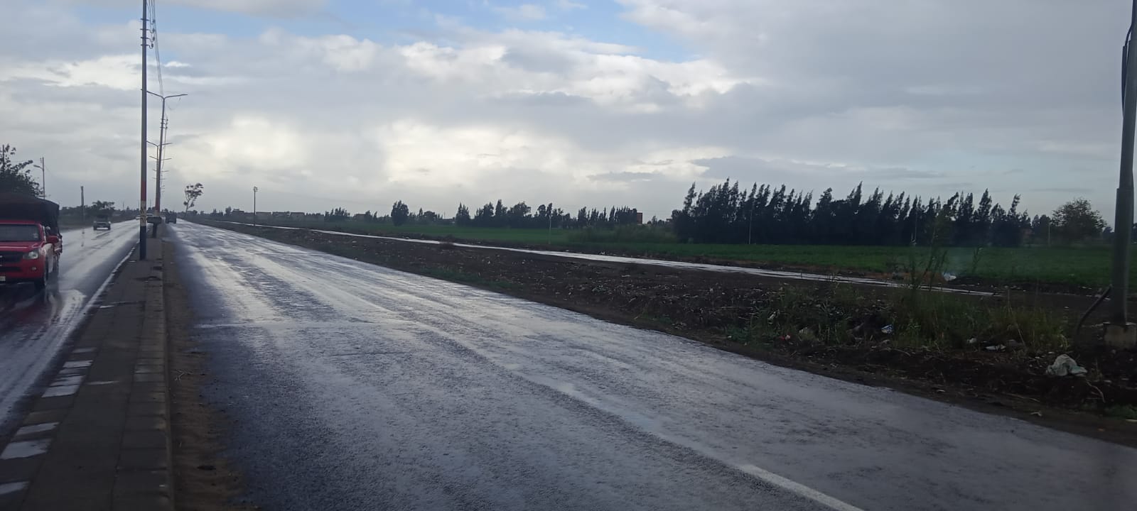 غياب للشمس وسماء ملبدة بالغيوم غياب للشمس وسماء ملبدة بالغيوم