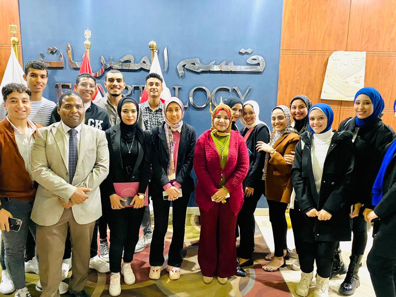 طلاب الجامعة خلال ندوة حول تعامد الشمس