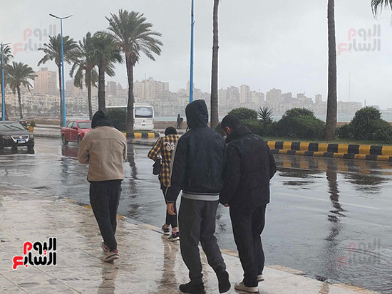 أمطار-غزيرة-والمواطنين-يرتدون-ملابس-شتوية-بالإسكندرية