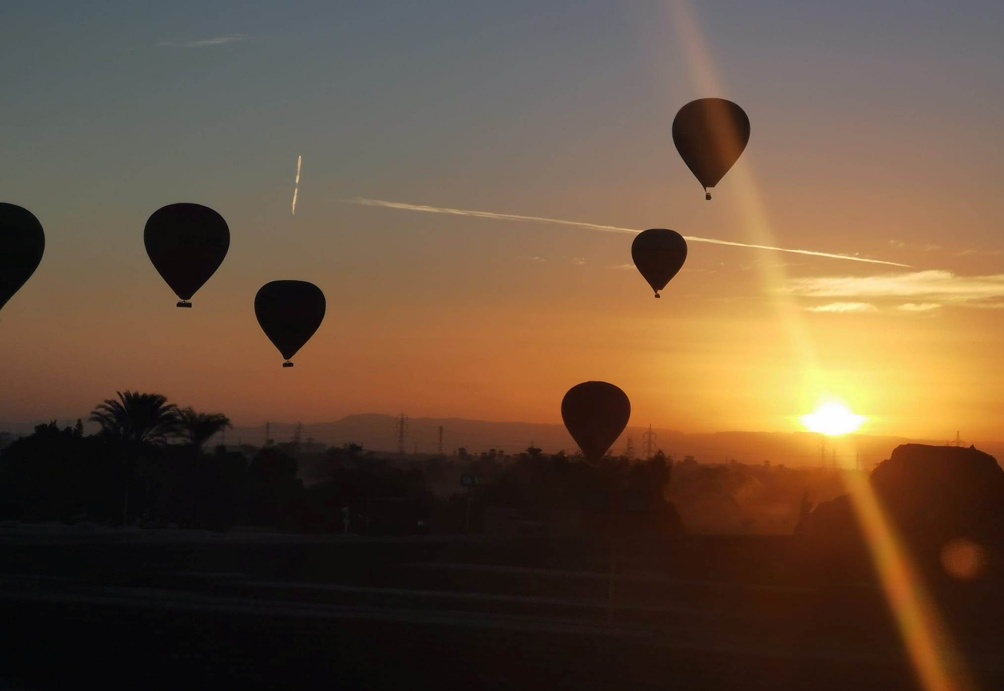 البالونات الطائرة تشرق مع الشمس بالصعيد