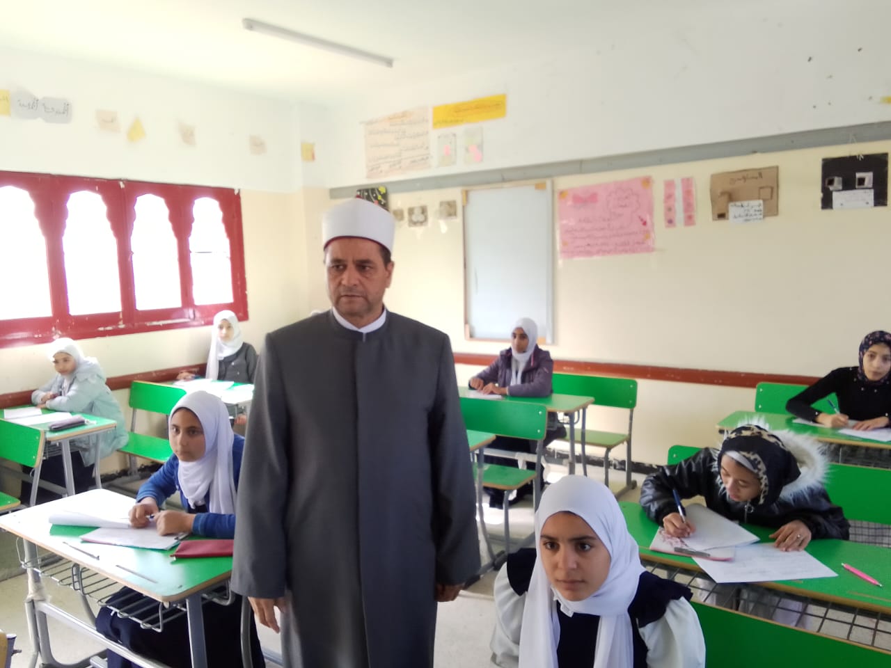  رئيس المنطقة الأزهرية بالإسماعيلية يتابع الامتحانات (3)