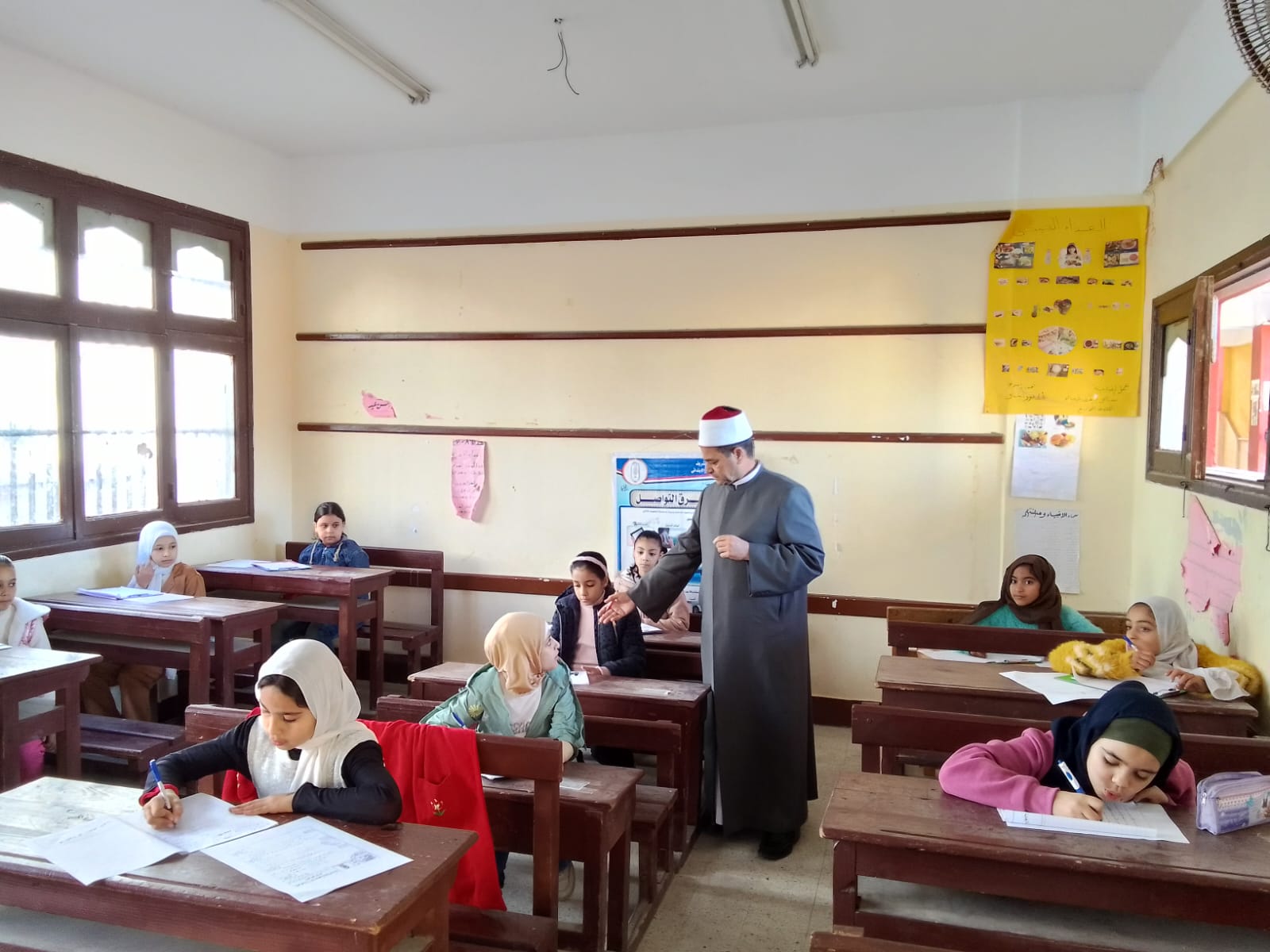  رئيس المنطقة الأزهرية بالإسماعيلية يتابع الامتحانات (1)
