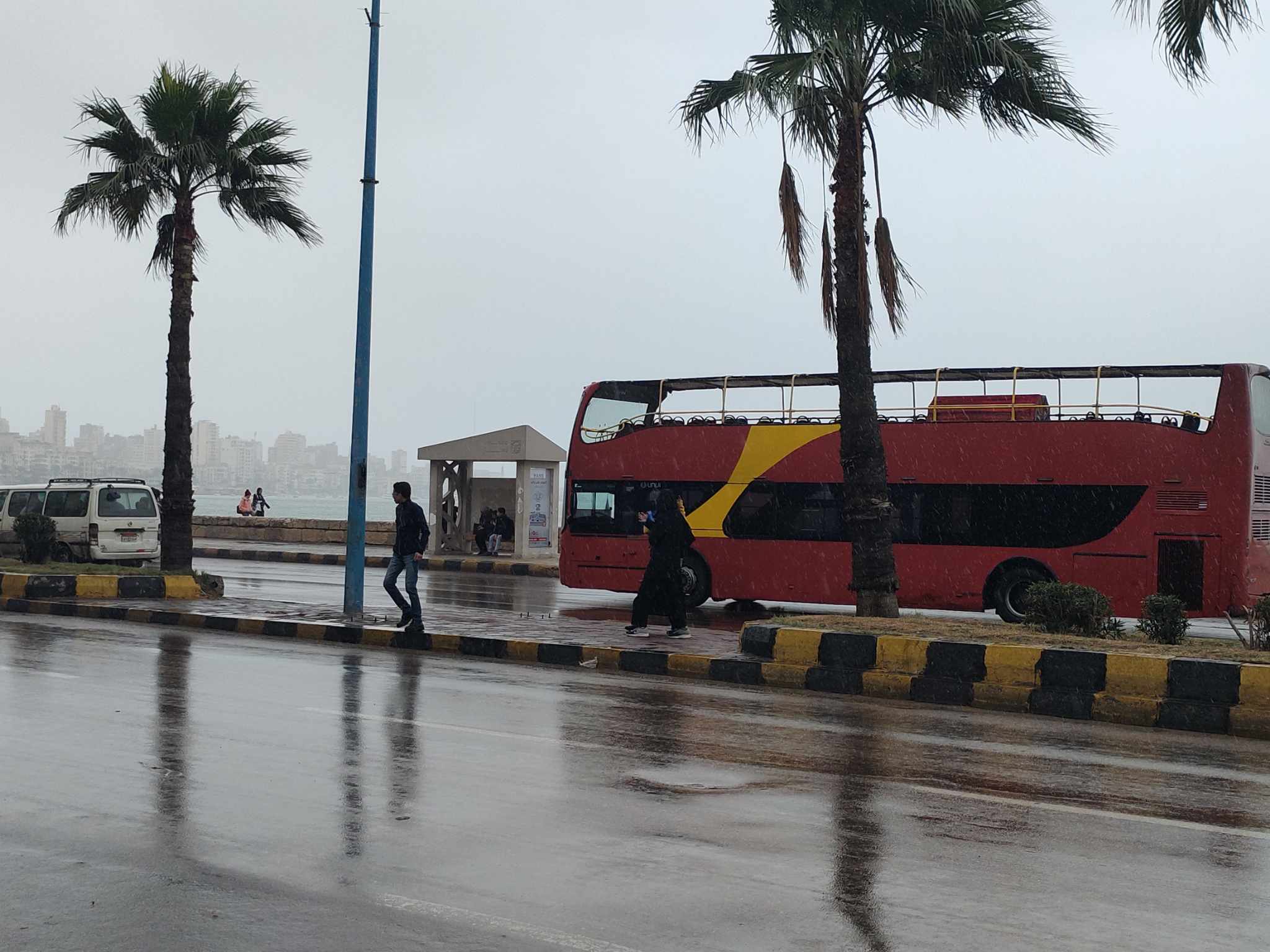 أمطار غزيرة علي كورنيش الإسكندرية