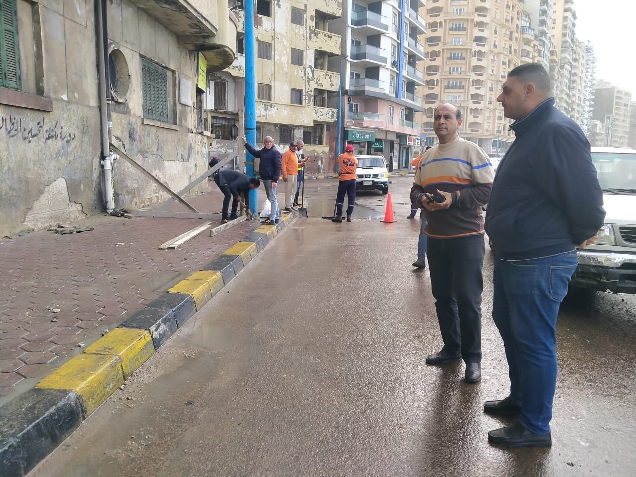 حواجز أمام عقار سقط منه اجزاء بسبب الامطار بالإسكندرية