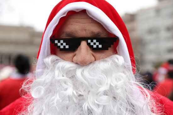 رجل يرتدى قبعة سانتا كلوز