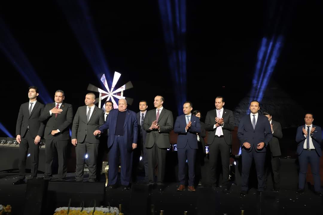 حملة الرئيس السيسي مع رئيس الحزب أثناء التكريم