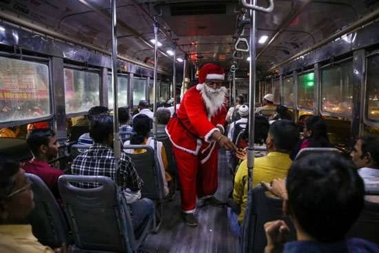 سانتا لويز فى الموصلات يوزع الهدايا على المواطنين