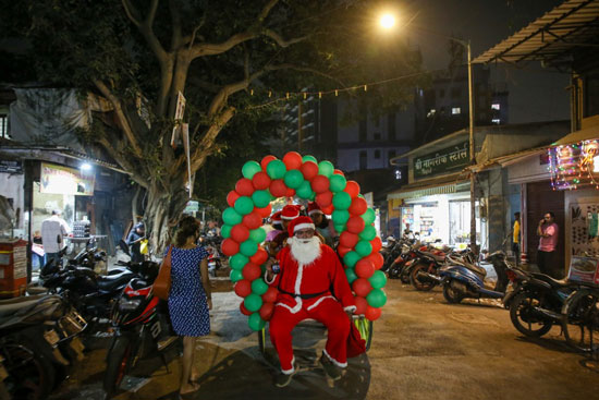 سانتا لويز يجوب شوارع الهند