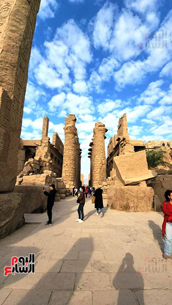 جانب-من-الغيوم-بين-أعمدة-المعابد