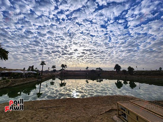 الغيوم-الكثيفة-تنتشر-فوق-البحيرة-المقدسة