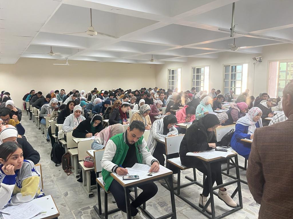 امتحانات نهاية الفصل الدراسى بكلية التجارة جامعة القاهرة