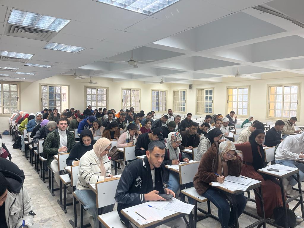 جانب من امتحانات الفصل الدراسى بكلية التجارة جامعة القاهرة