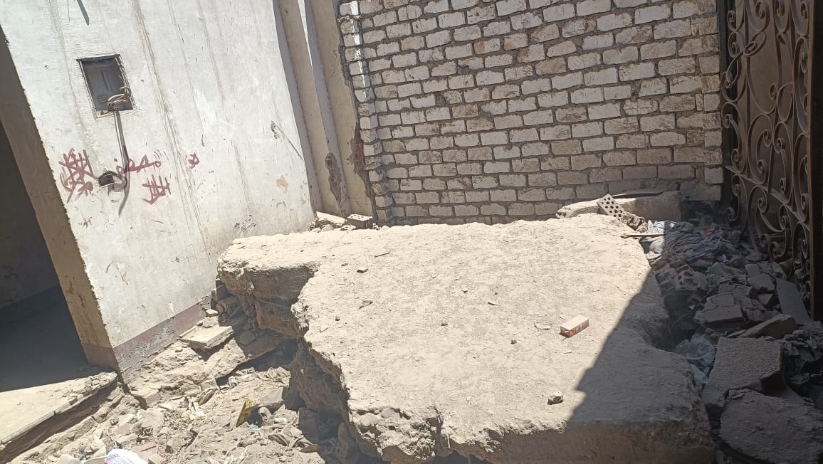 تهالك جدران السوق قبل التطوير