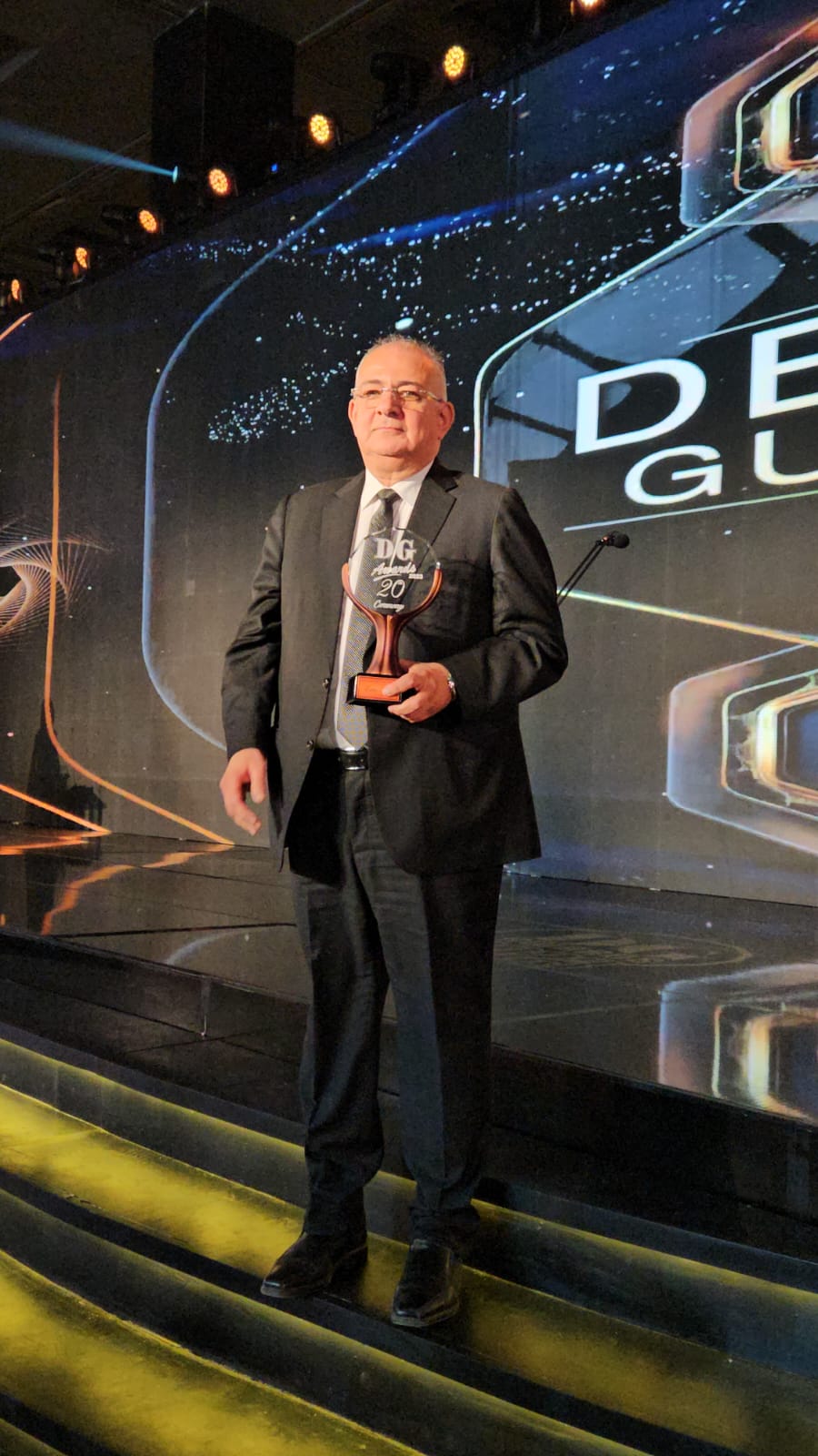 المهندس حسام صالح يتسلم جائزة أفضل قنوات اكسترا نيوز وسي بي سي دراما من دير جيست (3)