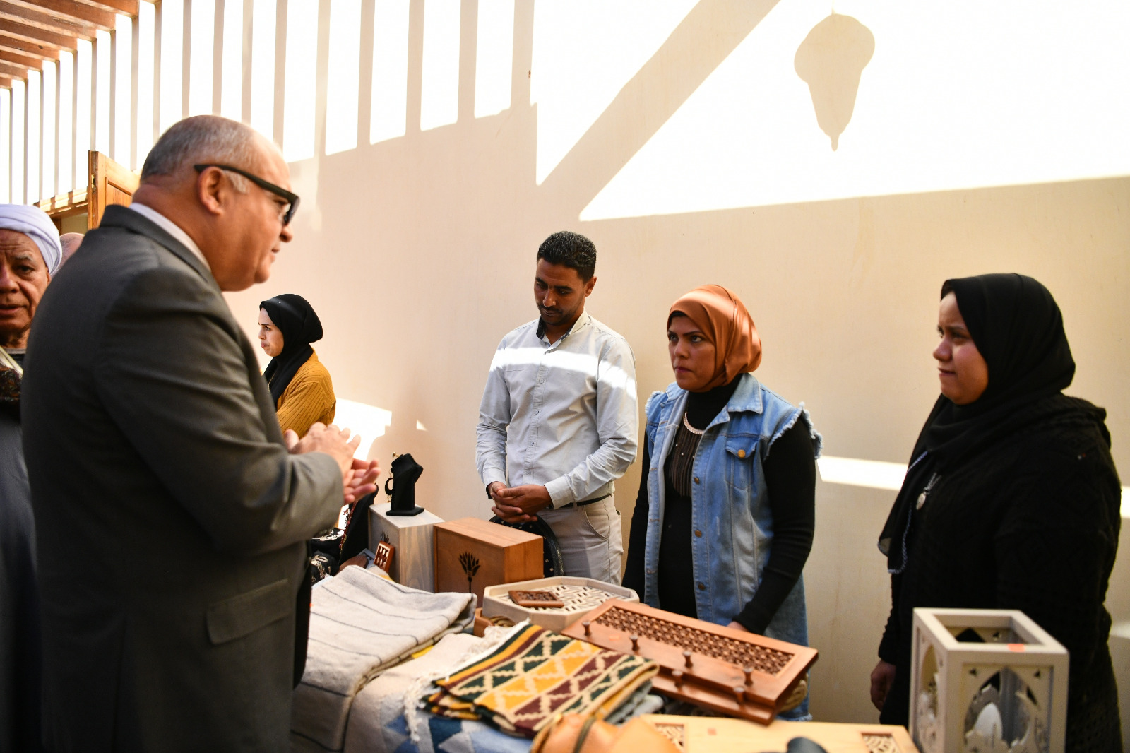 محافظ قنا يشهد افتتاح معرض أيادي مصر للحرف اليدوية والتراثية بمعبد دندرة  (1)