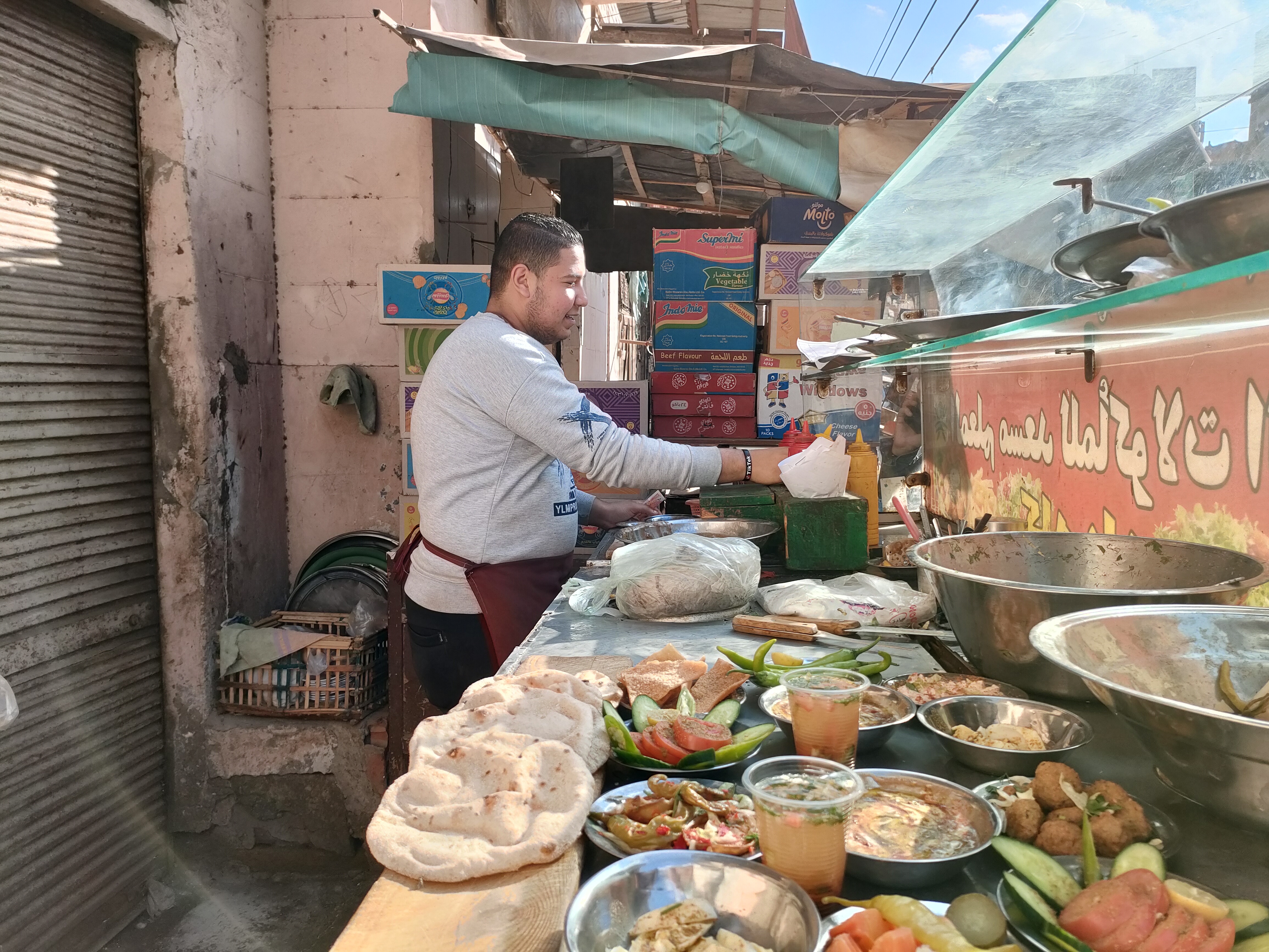 محمود طالب في الصباح وعامل في عربة فول في المساء