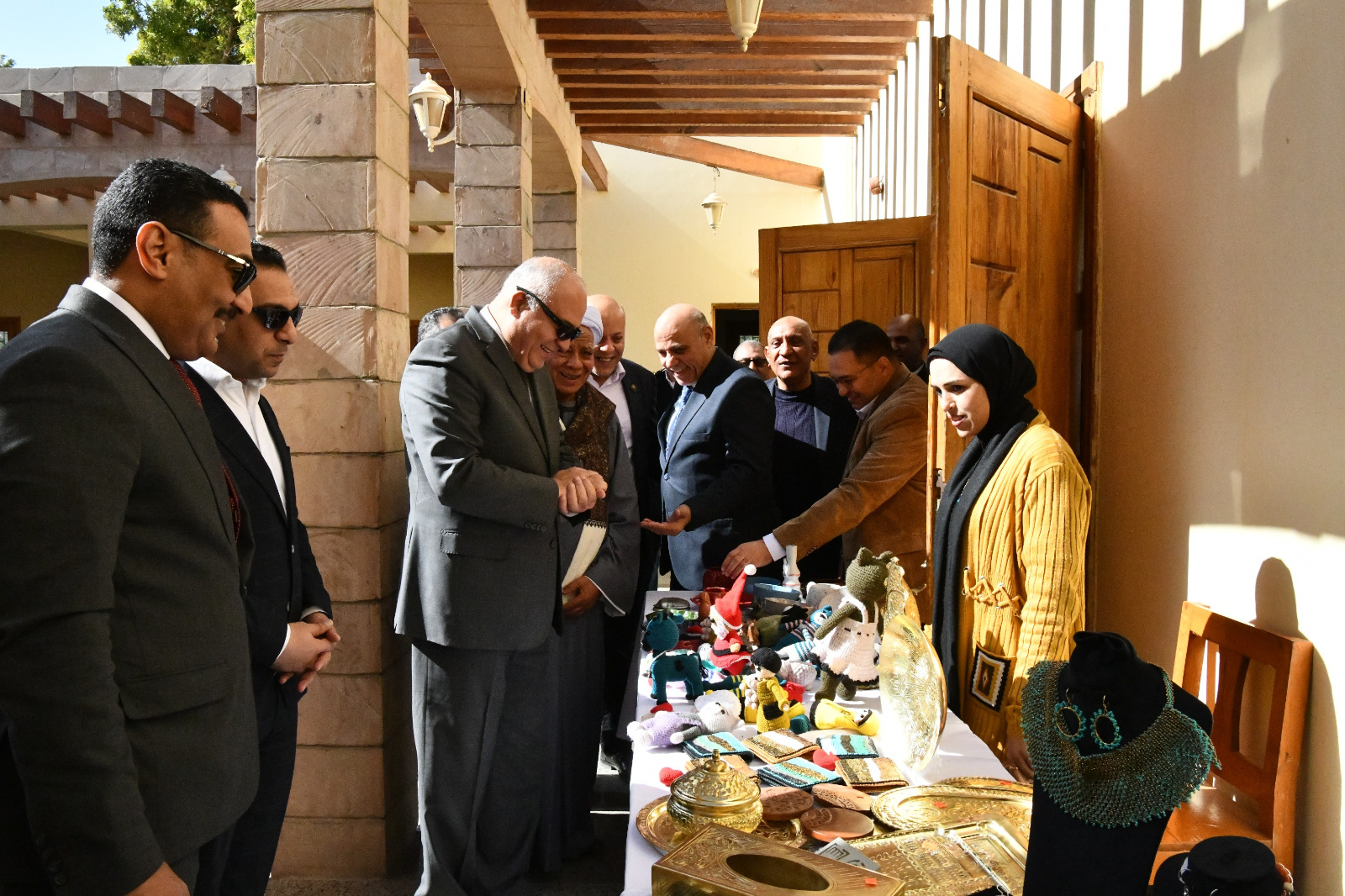 محافظ قنا يشهد افتتاح معرض أيادي مصر للحرف اليدوية والتراثية بمعبد دندرة  (2)