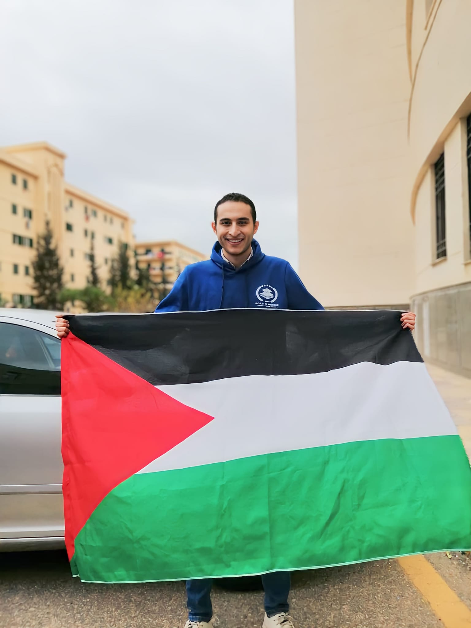 طالب بكلية الطب يرفع العلم الفلسطيني