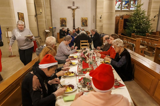 حضور المردين عشاء عيد الميلاد