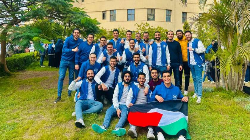 خريجي كلية الطب يحرصون على الاحتفال برفع العلم الفلسطيني