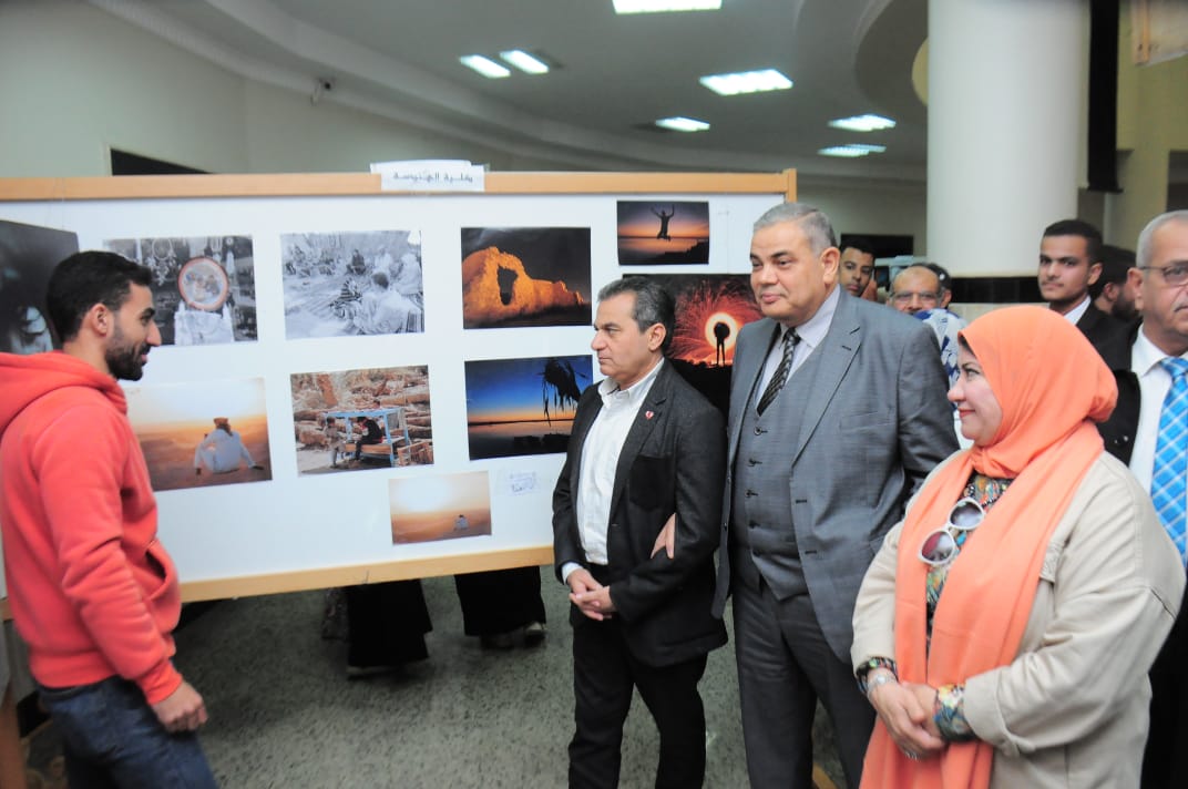 رئيس جامعة كفر الشيخ يتفقد معرض الفنون التشكيلية
