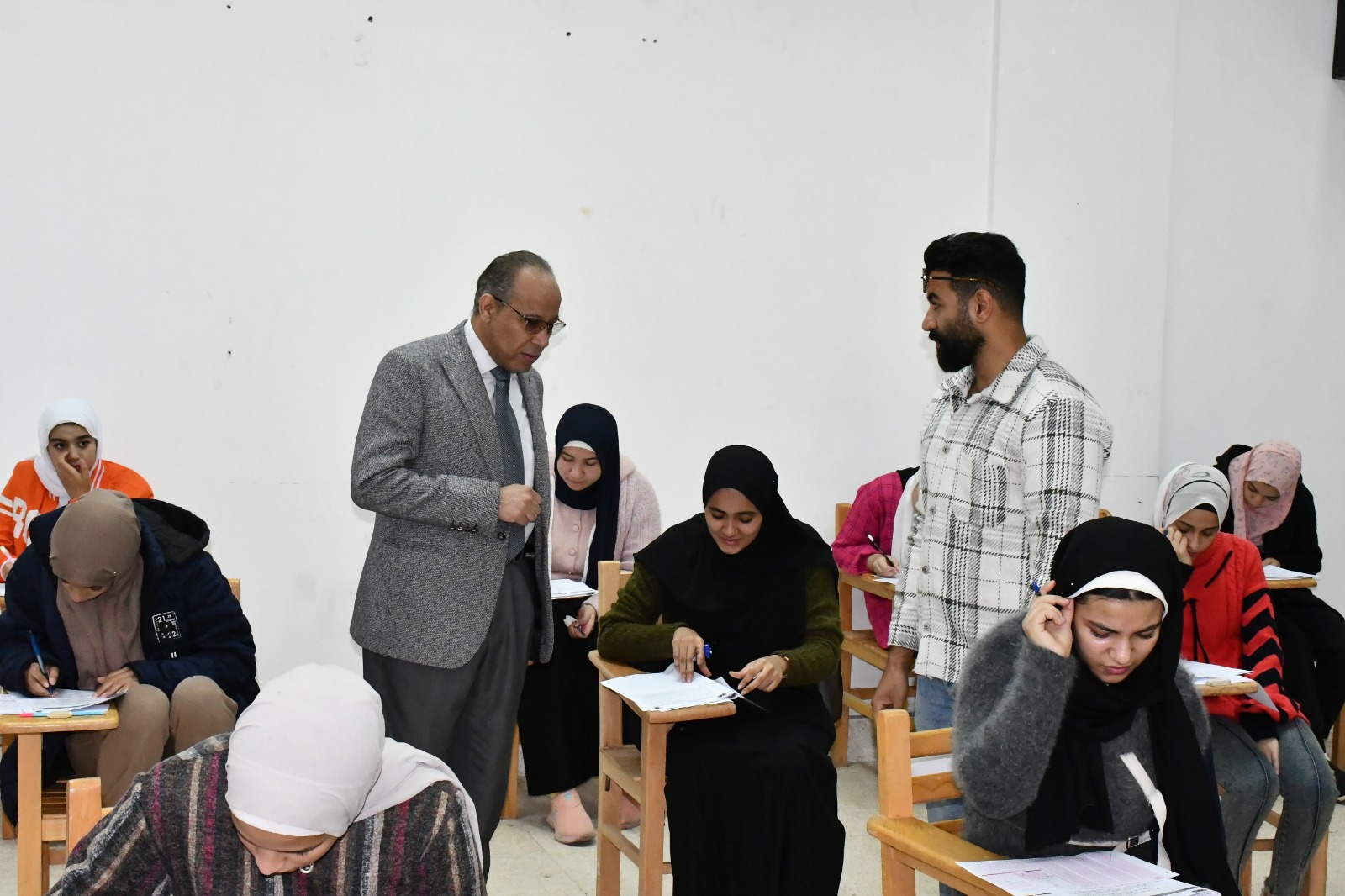 الطلاب يؤدون الامتحانات فى جامعة قناة السويس (3)