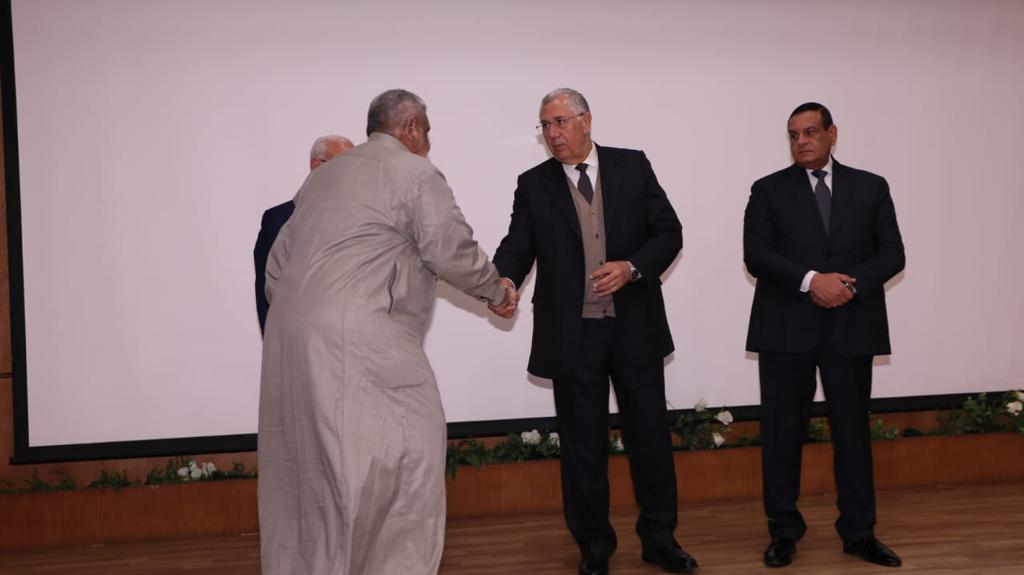 وزيرا الزراعة والتنمية المحلية ومحافظ بورسعيد يسلمون عقود للمزارعين والصيادين ببورسعيد  (3)