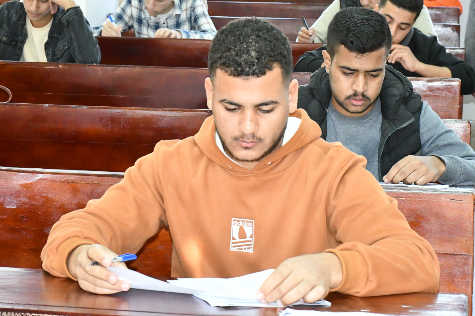 الطلاب يؤدون الامتحانات فى جامعة قناة السويس (1)
