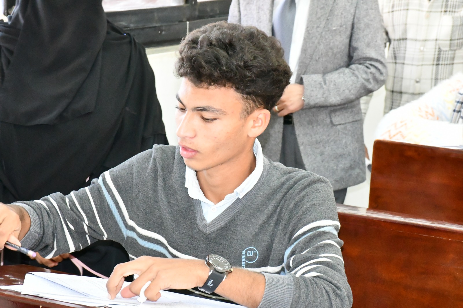الطلاب يؤدون الامتحانات فى جامعة قناة السويس (2)