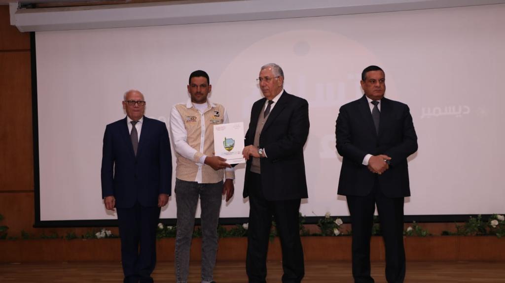 وزيرا الزراعة والتنمية المحلية ومحافظ بورسعيد يسلمون عقود للمزارعين والصيادين ببورسعيد  (4)