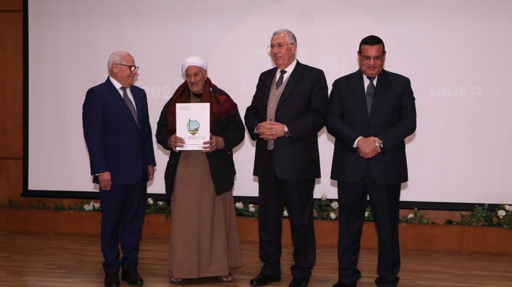 وزيرا الزراعة والتنمية المحلية ومحافظ بورسعيد يسلمون عقود للمزارعين والصيادين ببورسعيد  (6)