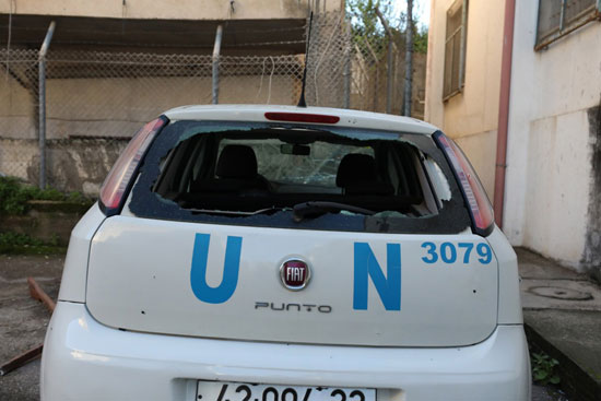 سياره تابعة للامم المتحدة دمرت نتيجة القصف