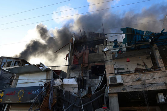 واجهة المنازل مدمره وتصاعد الدخان نتيجة القصف