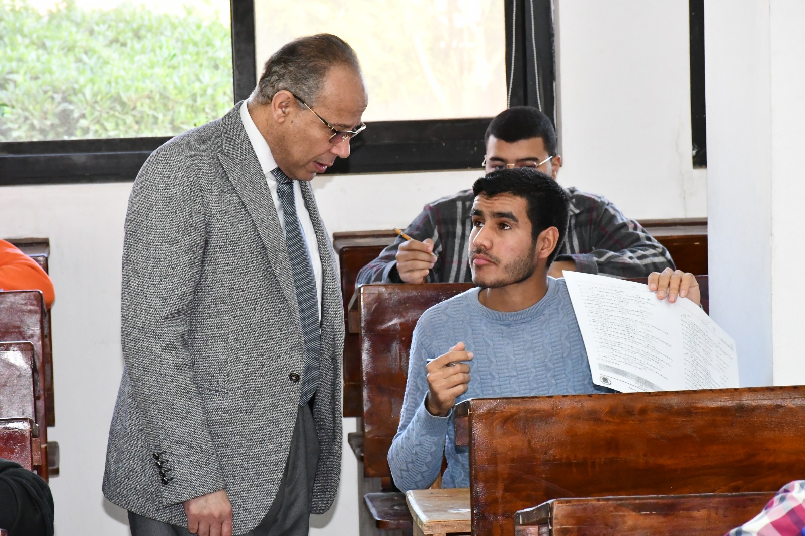 الطلاب يؤدون الامتحانات فى جامعة قناة السويس (4)