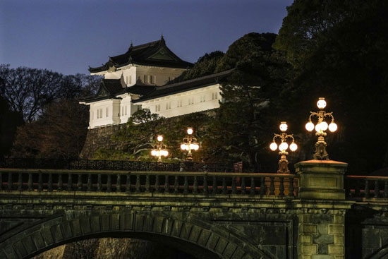 القصر الإمبراطوري في طوكيو مضاء بنهاية العام ورأس السنة الجديدة